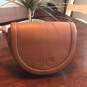 Tory Burch serif t saddle bag crossbody in bark